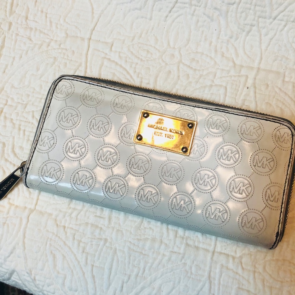 Michael Kors White Zip Around Wallet